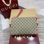 Gucci GG Supreme Pouch
