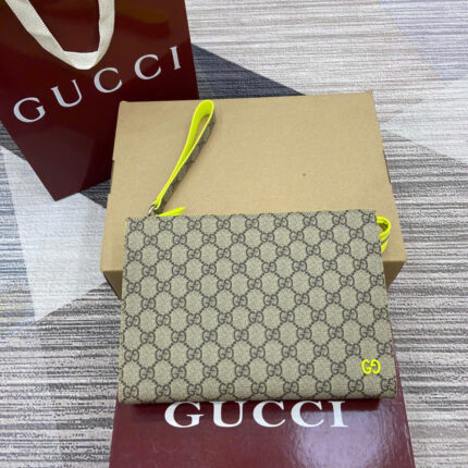 Gucci GG Supreme Pouch